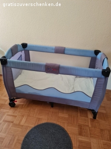 Hochstuhl und Kinderreisebett. 1 Kinderhochstuhl (blau) und 1Kinderreisebett (blau) zu verschenken