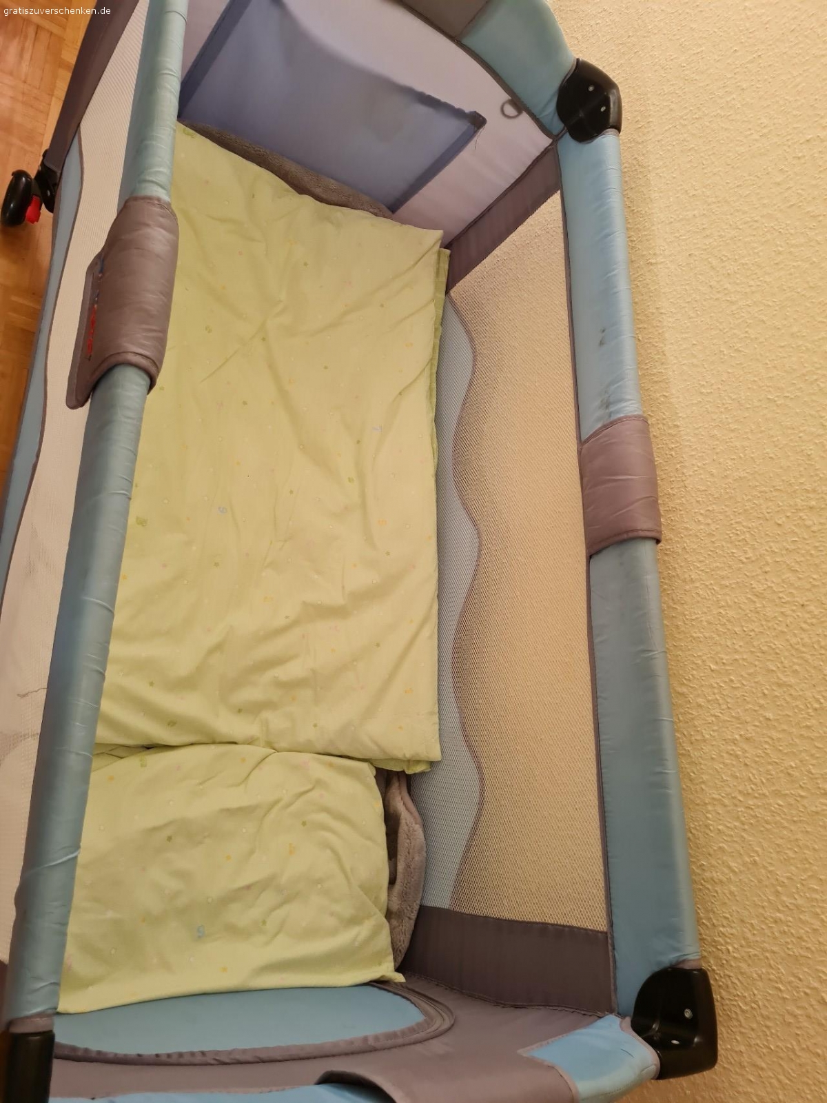 Hochstuhl und Kinderreisebett. 1 Kinderhochstuhl (blau) und 1Kinderreisebett (blau) zu verschenken