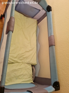 Hochstuhl und Kinderreisebett. 1 Kinderhochstuhl (blau) und 1Kinderreisebett (blau) zu verschenken