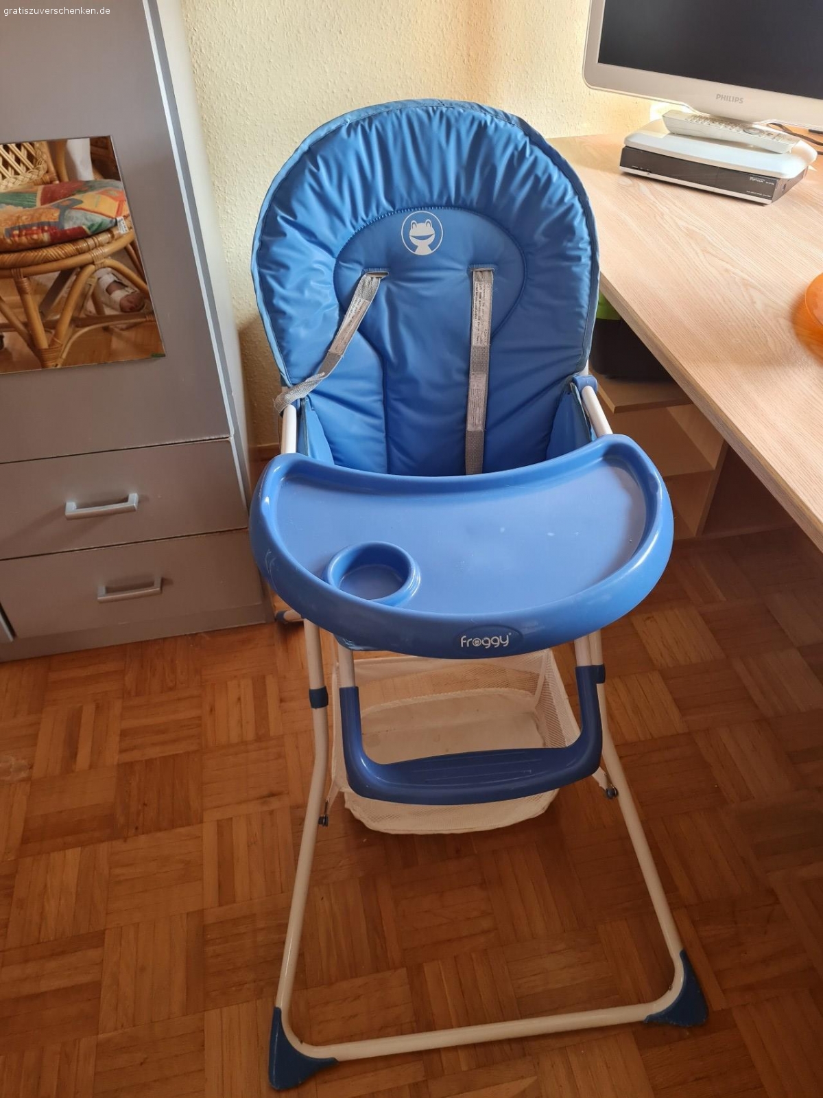 Hochstuhl und Kinderreisebett. 1 Kinderhochstuhl (blau) und 1Kinderreisebett (blau) zu verschenken