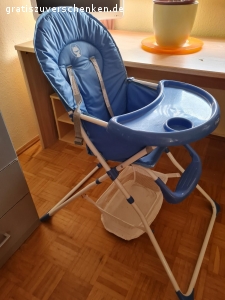 Hochstuhl und Kinderreisebett. 1 Kinderhochstuhl (blau) und 1Kinderreisebett (blau) zu verschenken