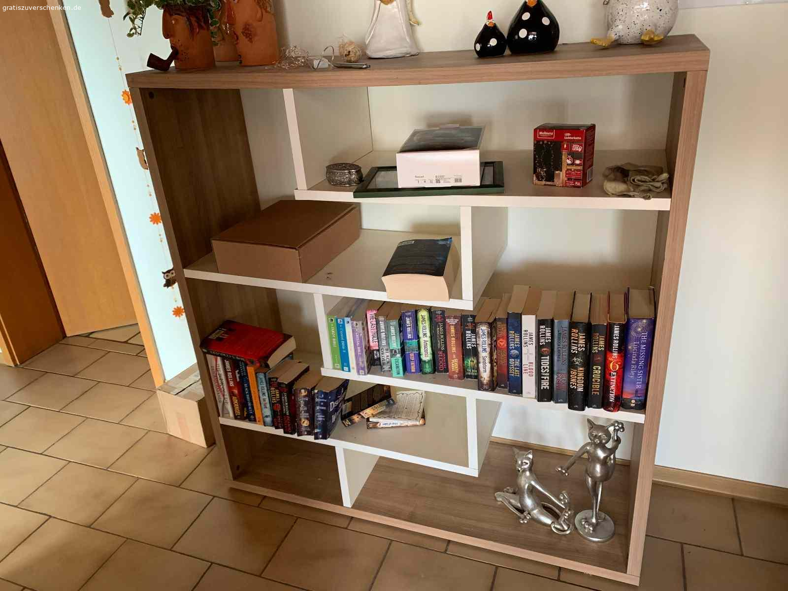 Holzregal zu verschenken. Biete ein Holzregal kostenlos an Selbstabholer an.
Maße: Länge1,43m. Breite 1,30 m. Tiefe 0,40 m.