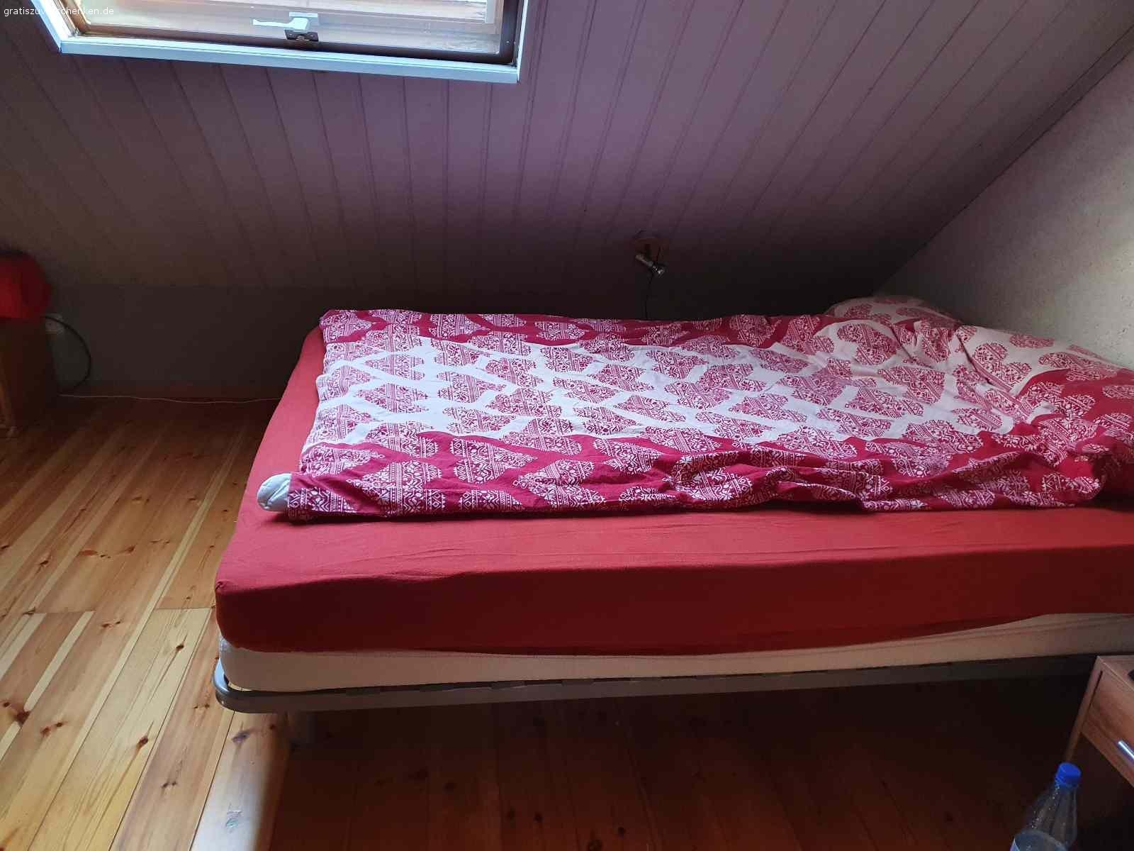 Ikea Bett und Glascouchtisch zu verschenken. Ikea-Klappbett 1,40 x 2,00 Meter zu verschenken incl. 2 Matratzen

Glascouchtisch 45 cm hoch, 90 cm breit und 1,35 m lang