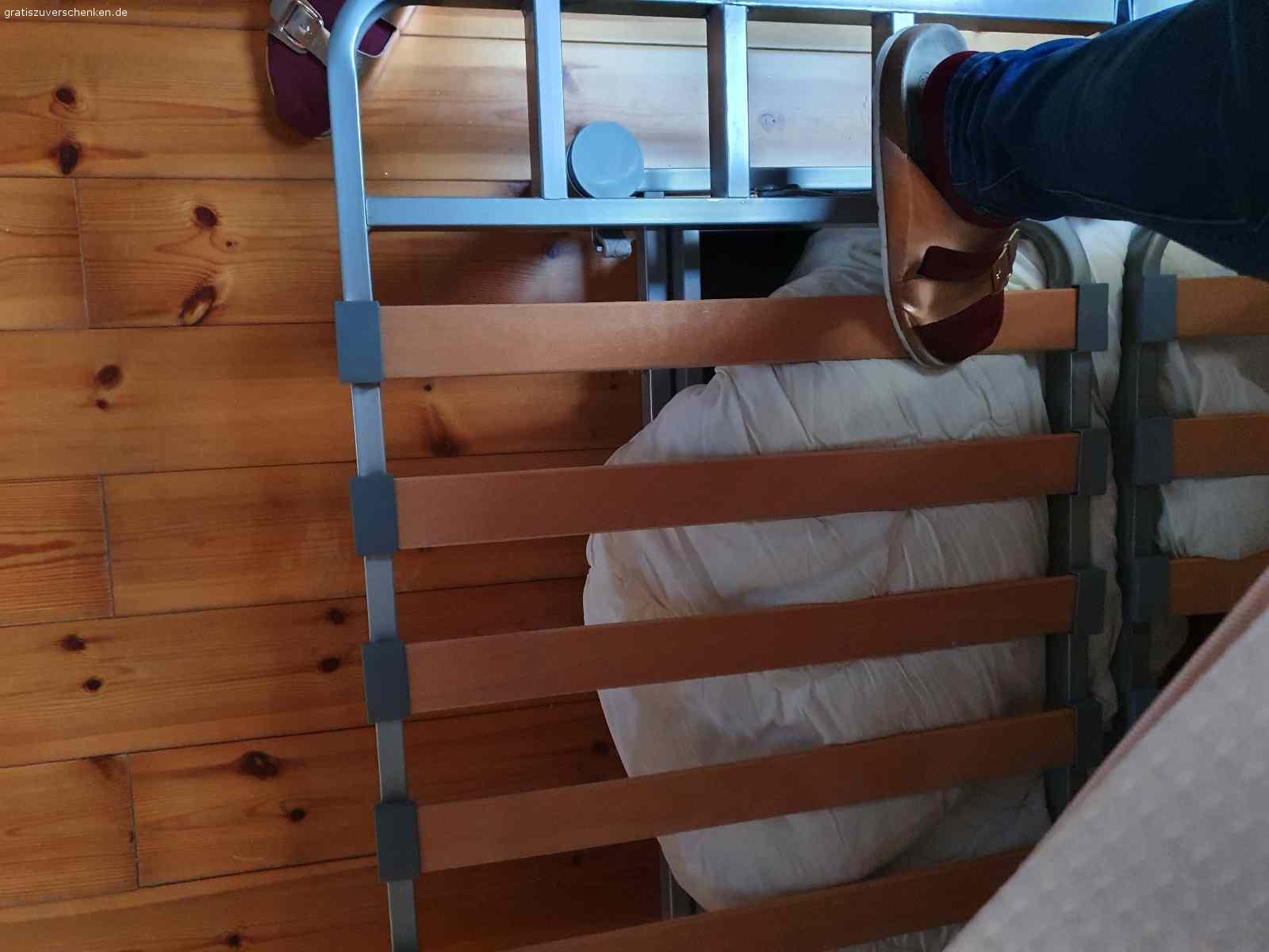 Ikea Bett und Glascouchtisch zu verschenken. Ikea-Klappbett 1,40 x 2,00 Meter zu verschenken incl. 2 Matratzen

Glascouchtisch 45 cm hoch, 90 cm breit und 1,35 m lang