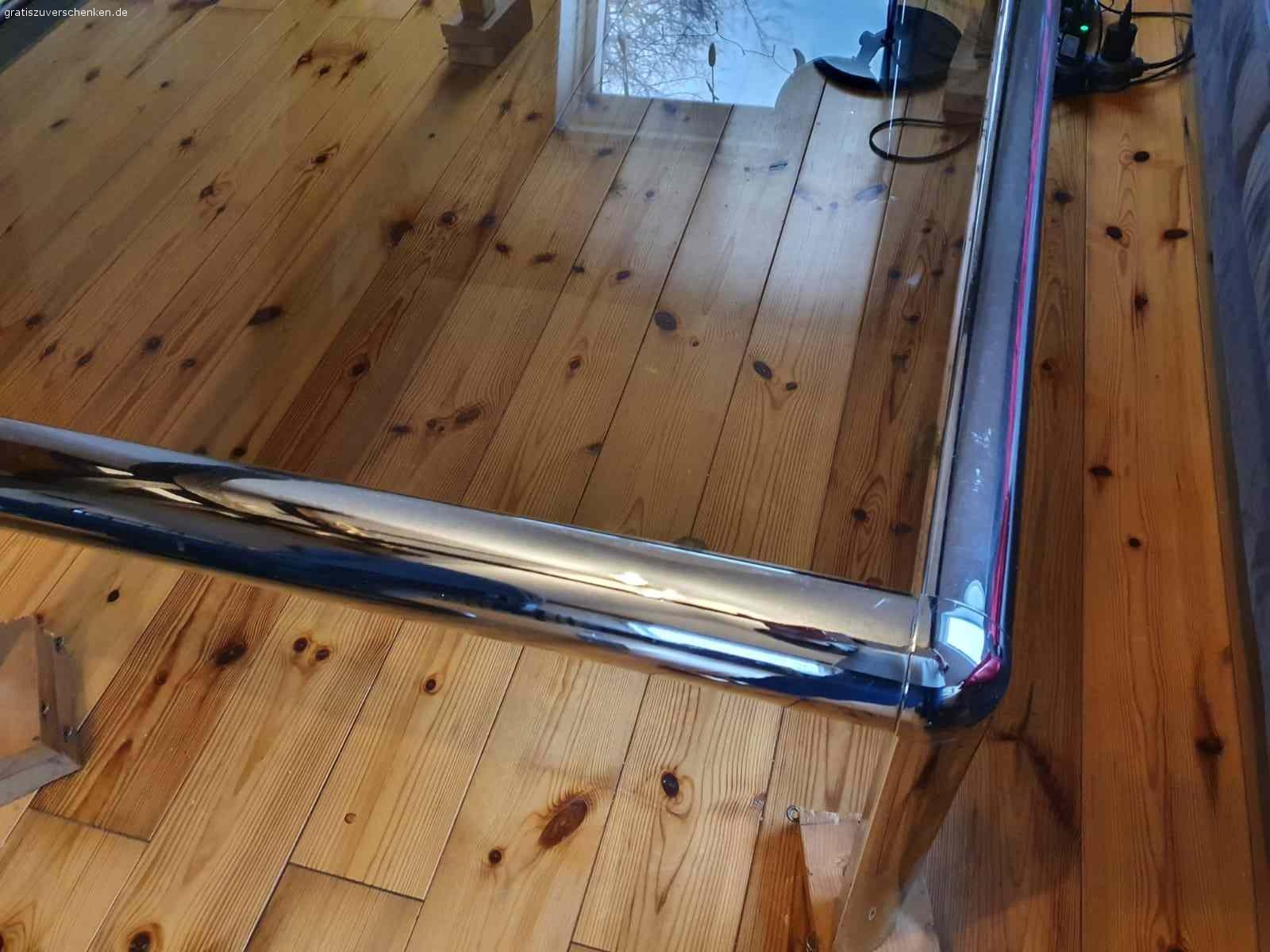 Ikea Bett und Glascouchtisch zu verschenken. Ikea-Klappbett 1,40 x 2,00 Meter zu verschenken incl. 2 Matratzen

Glascouchtisch 45 cm hoch, 90 cm breit und 1,35 m lang