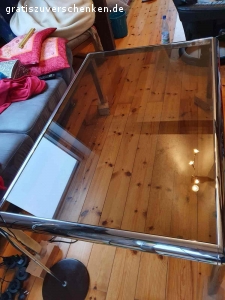 Ikea Bett und Glascouchtisch zu verschenken. Ikea-Klappbett 1,40 x 2,00 Meter zu verschenken incl. 2 Matratzen

Glascouchtisch 45 cm hoch, 90 cm breit und 1,35 m lang