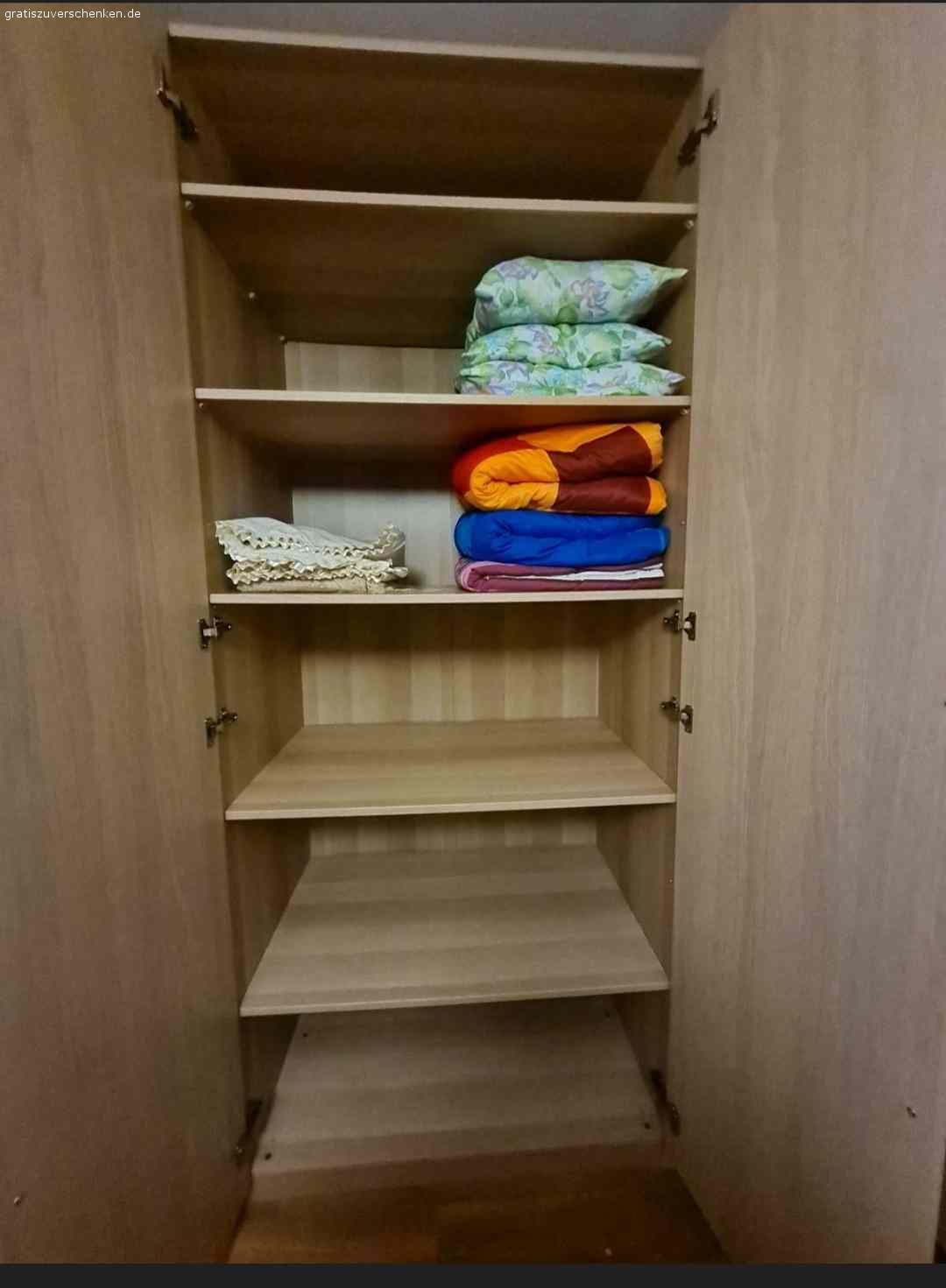 Ikea Pax Kleiderschrank. Ikea Pax Eichennef Wlass Kleiderschrank zum verschenken. 6 türig sehr geräumig. Fast Neu keine gebrauchsspuren. Muss zum 28.01.2022 raus !!!! 
SELBSTABHOLER
