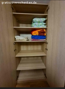 Ikea Pax Kleiderschrank. Ikea Pax Eichennef Wlass Kleiderschrank zum verschenken. 6 türig sehr geräumig. Fast Neu keine gebrauchsspuren. Muss zum 28.01.2022 raus !!!! 
SELBSTABHOLER
