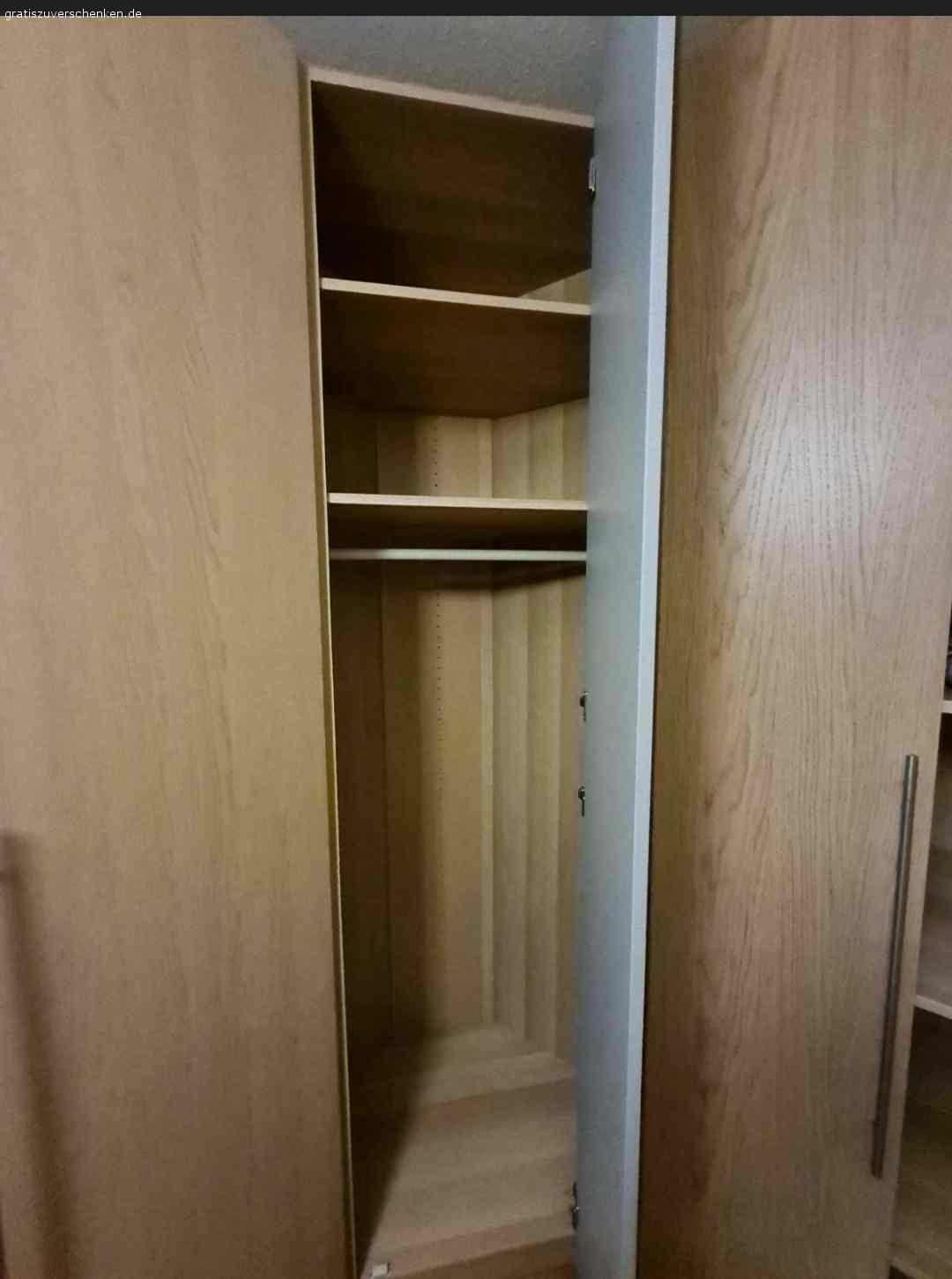 Ikea Pax Kleiderschrank. Ikea Pax Eichennef Wlass Kleiderschrank zum verschenken. 6 türig sehr geräumig. Fast Neu keine gebrauchsspuren. Muss zum 28.01.2022 raus !!!! 
SELBSTABHOLER