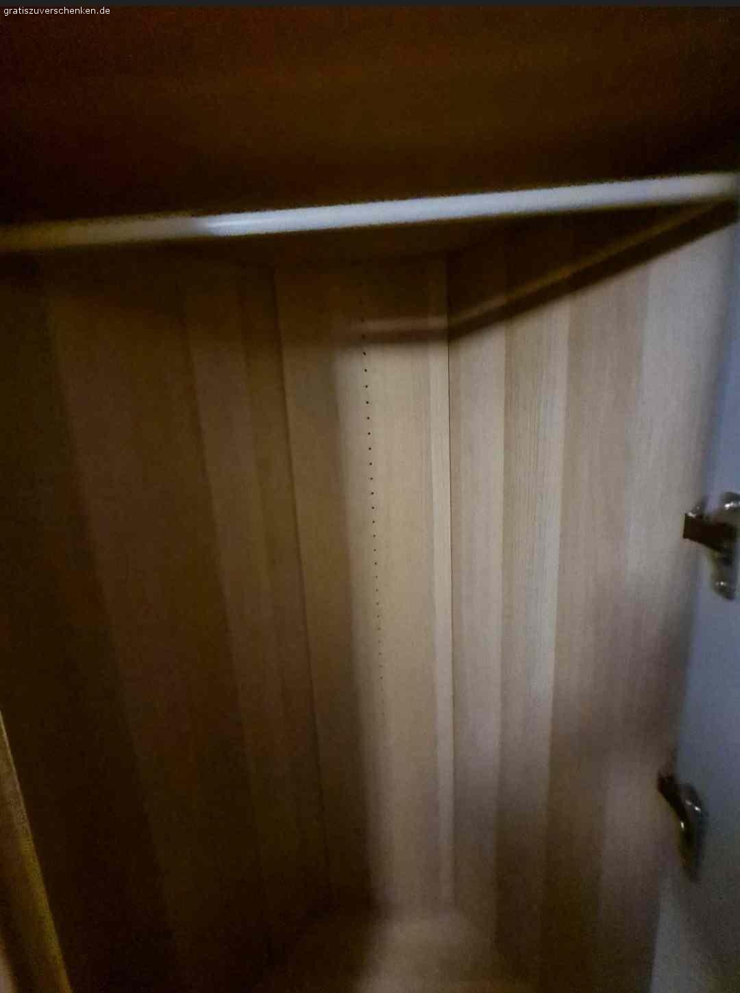 Ikea Pax Kleiderschrank. Ikea Pax Eichennef Wlass Kleiderschrank zum verschenken. 6 türig sehr geräumig. Fast Neu keine gebrauchsspuren. Muss zum 28.01.2022 raus !!!! 
SELBSTABHOLER