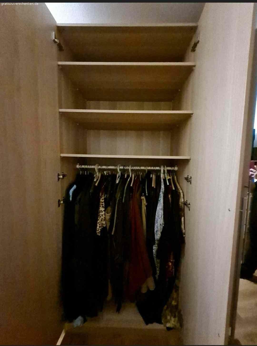 Ikea Pax Kleiderschrank. Ikea Pax Eichennef Wlass Kleiderschrank zum verschenken. 6 türig sehr geräumig. Fast Neu keine gebrauchsspuren. Muss zum 28.01.2022 raus !!!! 
SELBSTABHOLER