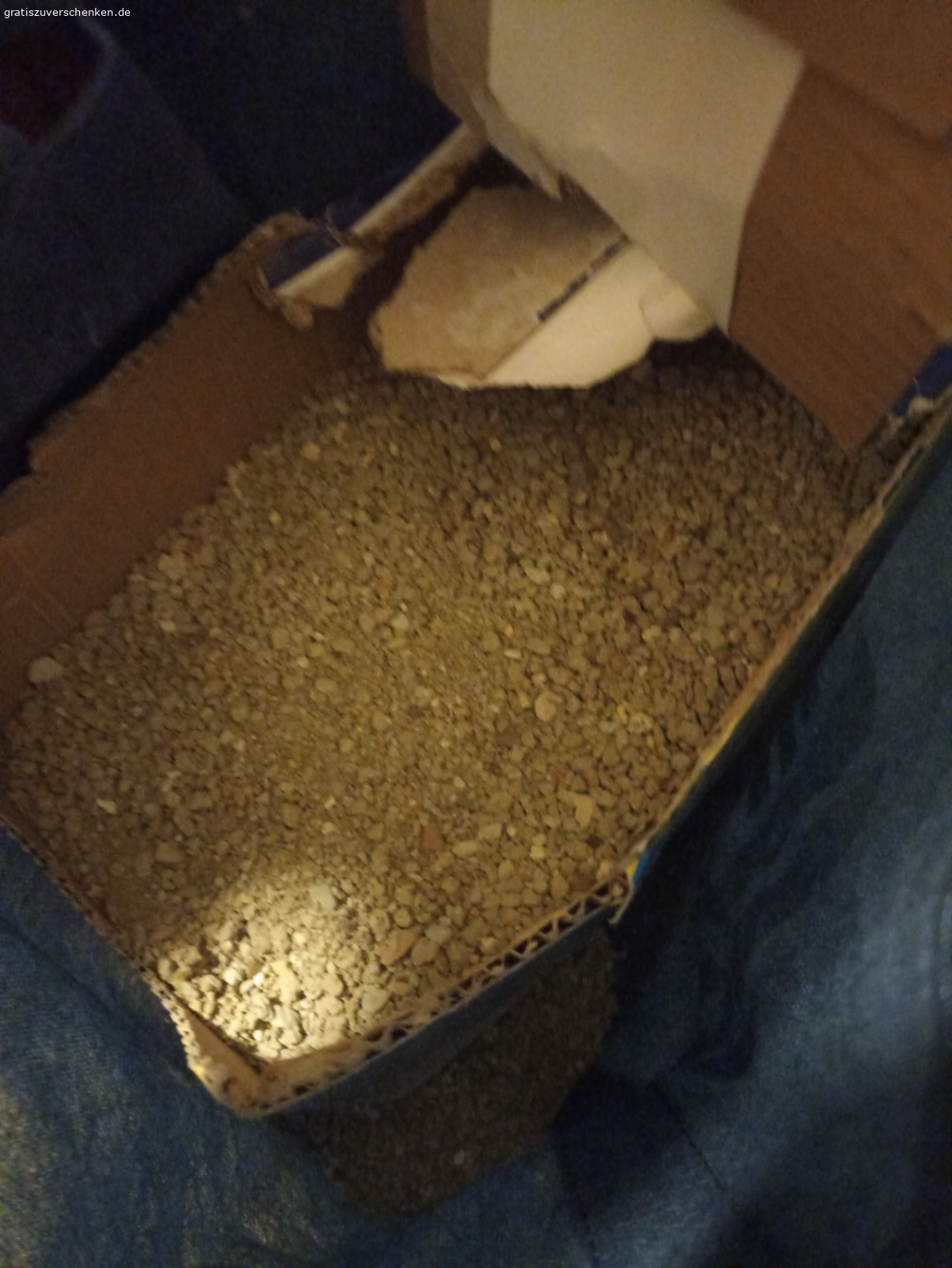 Katzenstreu. Hallo,
ich verschenke Katzenstreu von der Marke "Dehner, Klumpstreu Klassik" - meine Katze nimmt das Katzenstreu leider nicht an.
Packung ist geöffnet und wurde in einen anderen Behälter umgefüllt da die Tüte gerissen ist.