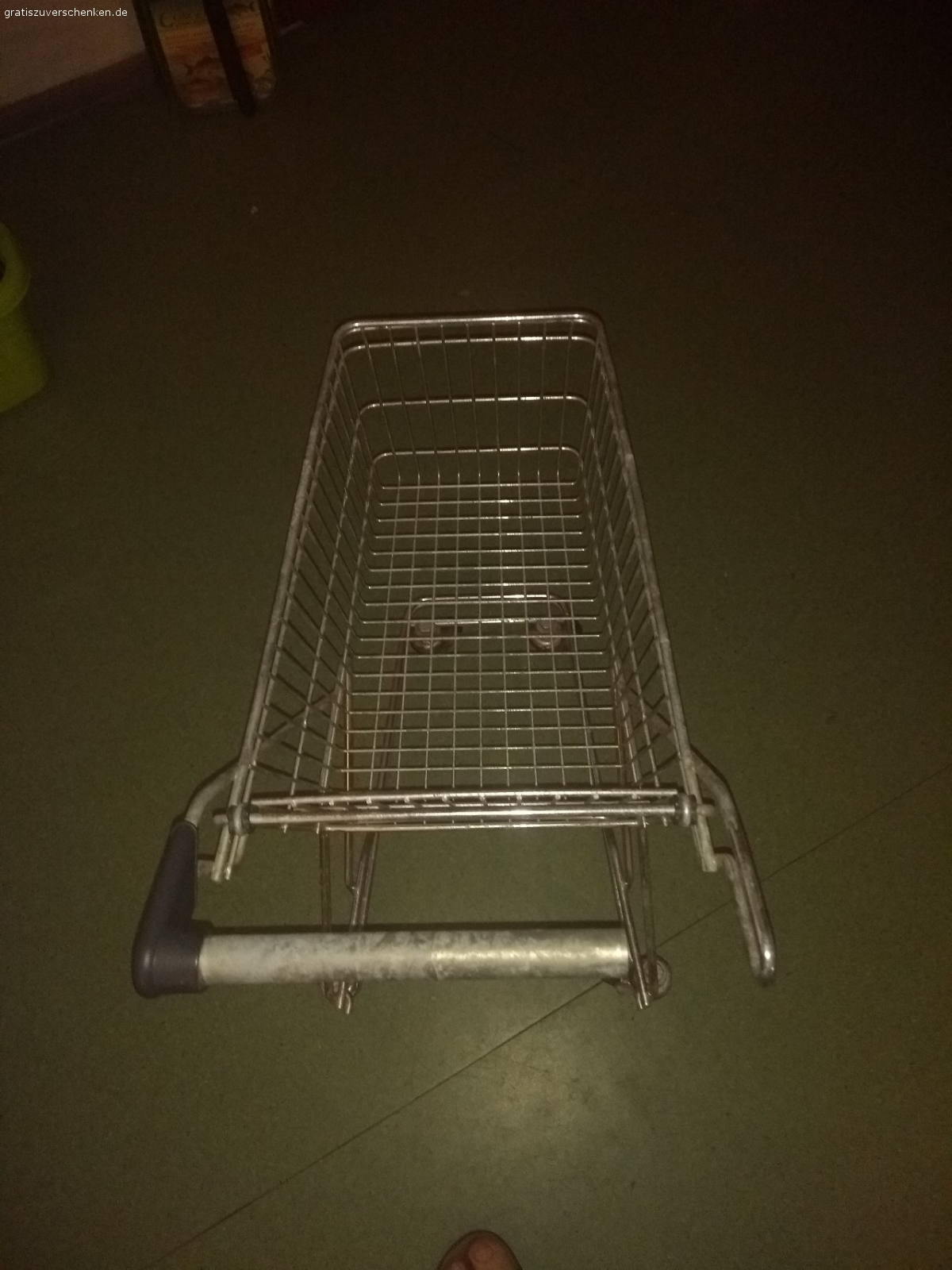 Kinder Einkaufswagen. ich verschenke zwei Kinder Einkaufswagen in guten Zustand und voll funktionsfähig auch einzeln abzugeben