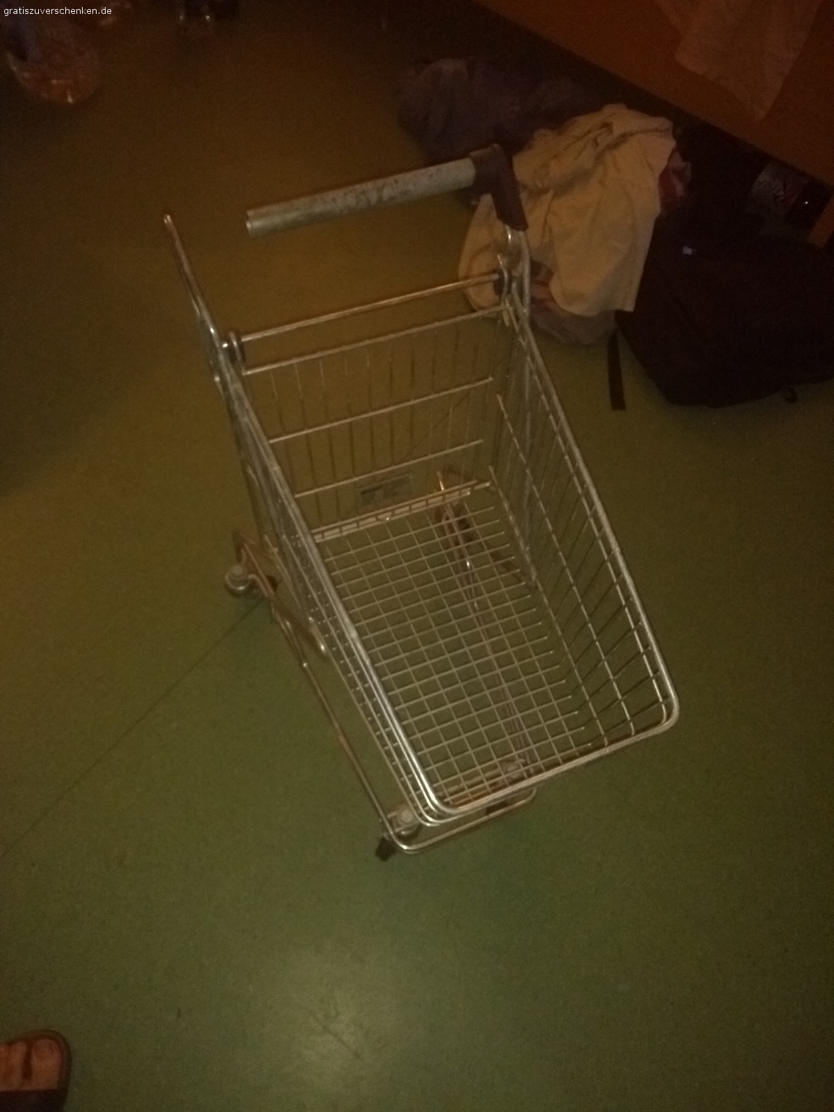 Kinder Einkaufswagen. ich verschenke zwei Kinder Einkaufswagen in guten Zustand und voll funktionsfähig auch einzeln abzugeben