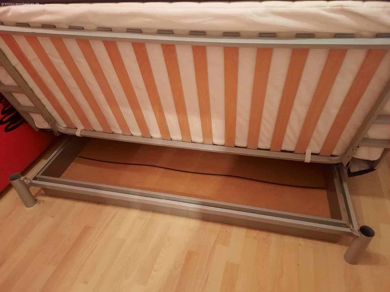 Klappcouch von IKEA zu verschenken. Verschenke eine klappbare Schlafcouch mit Bettkasten von IKEA, gut erhalten, der Überzug kann problemlos gewechselt werden.  Man liegt sehr bequem, gut als Gästebett oder Schlafsofa geeignet. 
Länge ca. 2m, ausgeklappt Breite ca. 1,80m