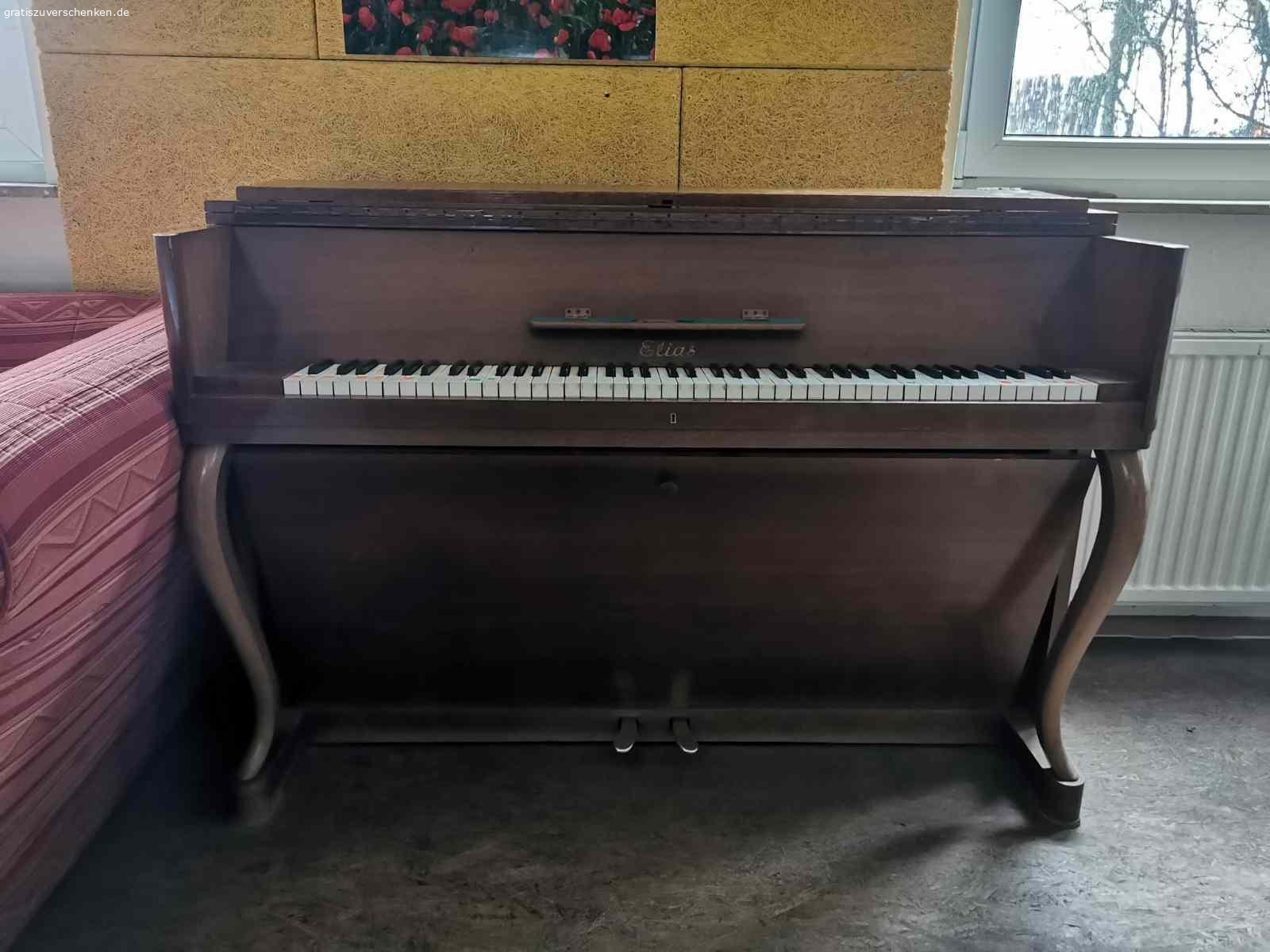Klavier zu verschenken. voll funktionstüchtiges Klavier von Elias/ Stuttgart mit deutlichen Gebrauchsspuren zum Selbstabholen, Höhe nur 100 cm, es ist ein sogenannten Klaviano