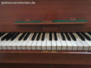 Klavier zu verschenken. voll funktionstüchtiges Klavier von Elias/ Stuttgart mit deutlichen Gebrauchsspuren zum Selbstabholen, Höhe nur 100 cm, es ist ein sogenannten Klaviano