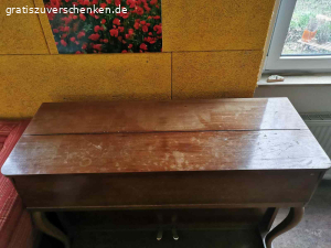 Klavier zu verschenken. voll funktionstüchtiges Klavier von Elias/ Stuttgart mit deutlichen Gebrauchsspuren zum Selbstabholen, Höhe nur 100 cm, es ist ein sogenannten Klaviano