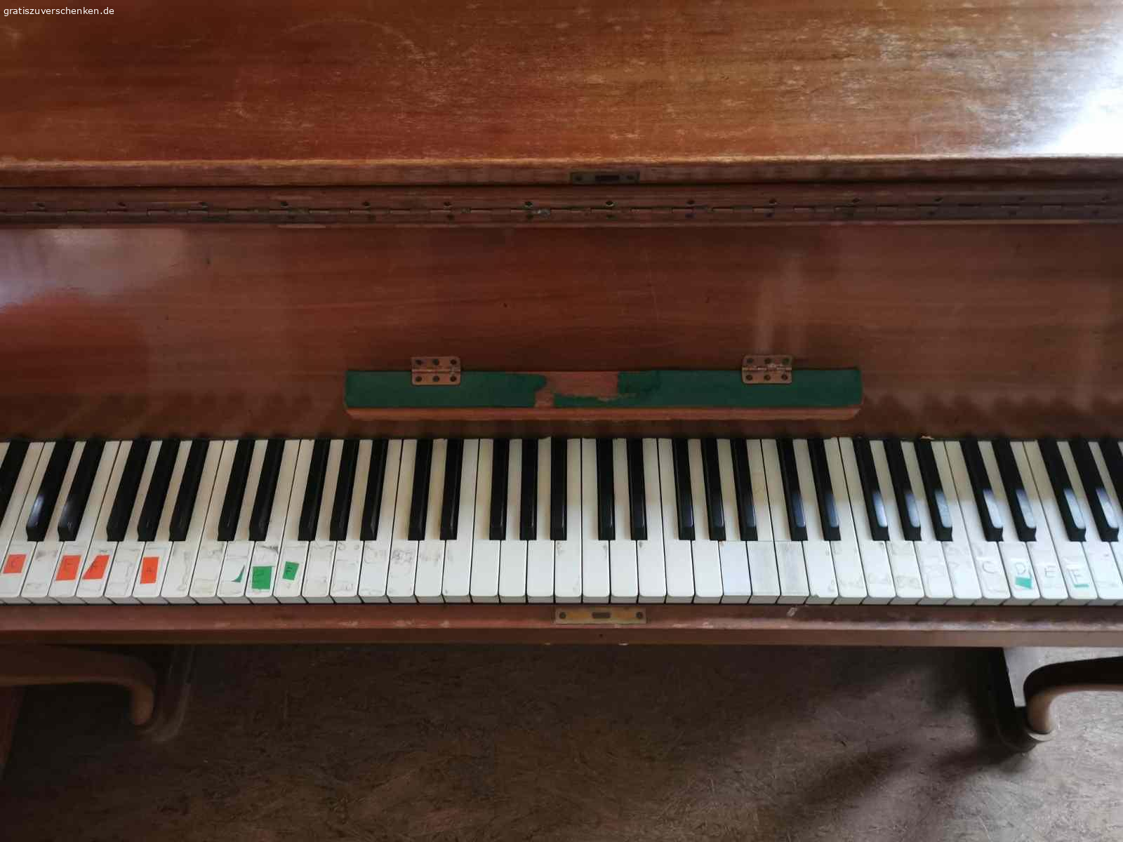 Klavier zu verschenken. voll funktionstüchtiges Klavier von Elias/ Stuttgart mit deutlichen Gebrauchsspuren zum Selbstabholen, Höhe nur 100 cm, es ist ein sogenannten Klaviano