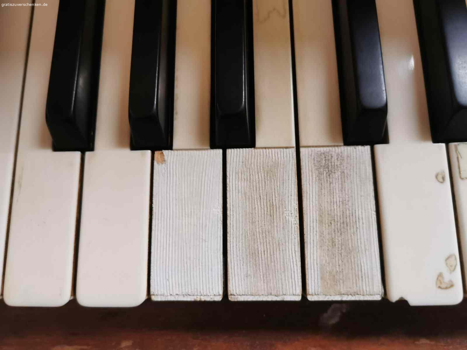 Klavier zu verschenken. voll funktionstüchtiges Klavier von Elias/ Stuttgart mit deutlichen Gebrauchsspuren zum Selbstabholen, Höhe nur 100 cm, es ist ein sogenannten Klaviano