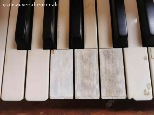 Klavier zu verschenken. voll funktionstüchtiges Klavier von Elias/ Stuttgart mit deutlichen Gebrauchsspuren zum Selbstabholen, Höhe nur 100 cm, es ist ein sogenannten Klaviano