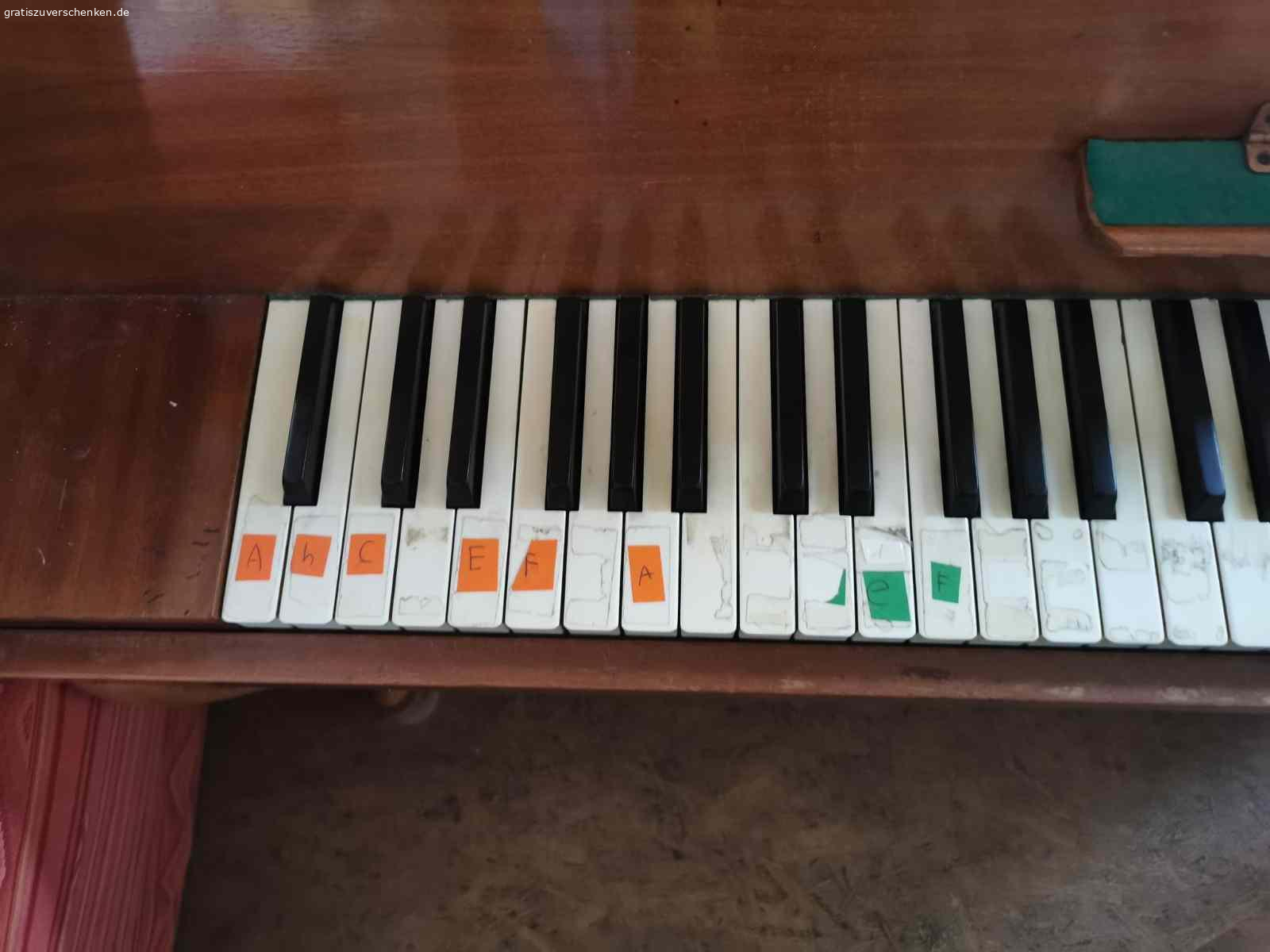 Klavier zu verschenken. voll funktionstüchtiges Klavier von Elias/ Stuttgart mit deutlichen Gebrauchsspuren zum Selbstabholen, Höhe nur 100 cm, es ist ein sogenannten Klaviano