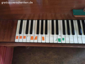 Klavier zu verschenken. voll funktionstüchtiges Klavier von Elias/ Stuttgart mit deutlichen Gebrauchsspuren zum Selbstabholen, Höhe nur 100 cm, es ist ein sogenannten Klaviano