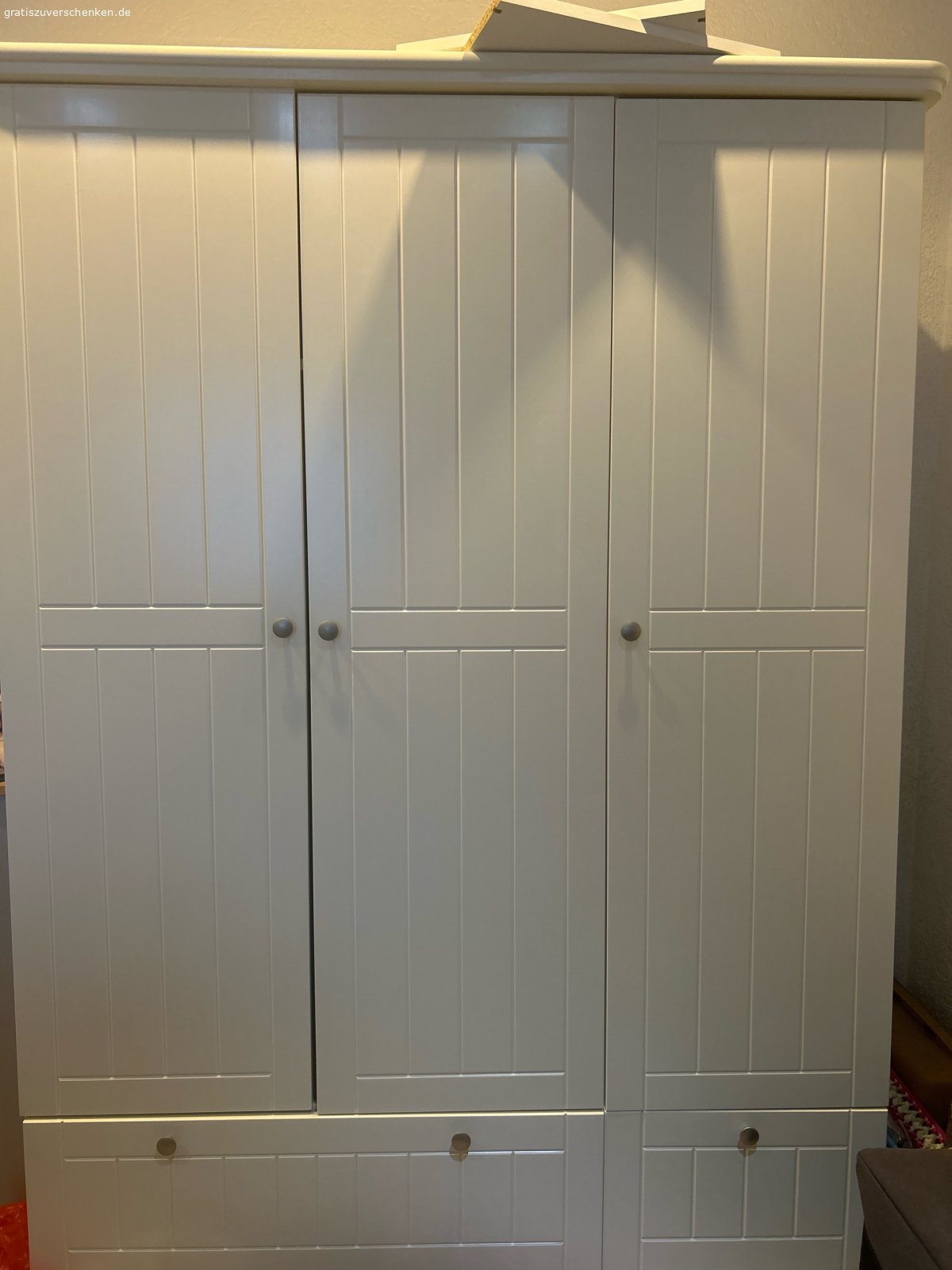 Kleiderschrank 3-türig. 3-türiger Kleiderschrank in weiß zu verschenken! guter Zustand!