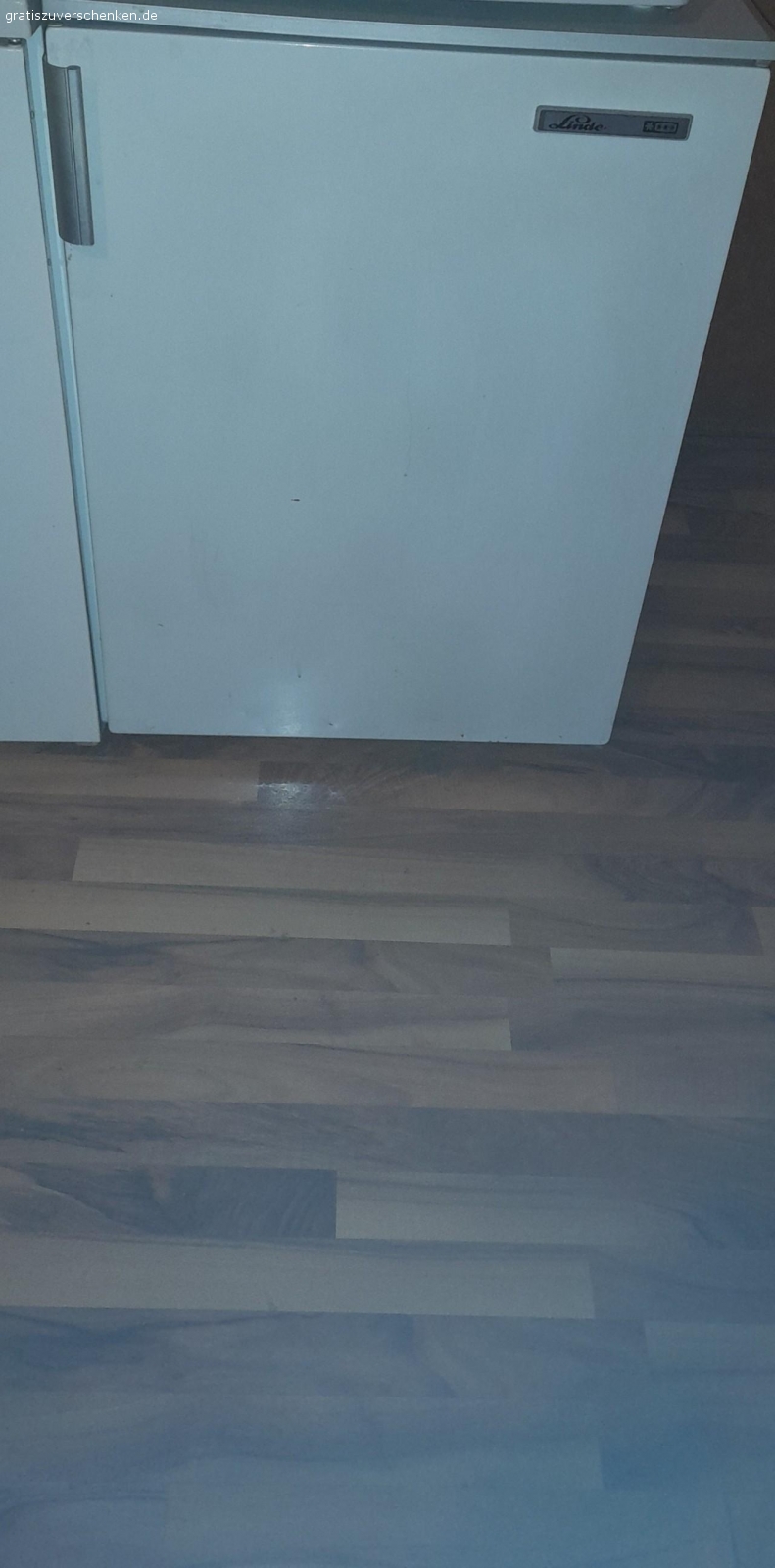 Kleiderschrank Gefrierschrank. Hallo hätte ein Kleiderschrank und ein Gefrierschrank zu verschenken kann alles Ende Juli geholt werden bei Interesse oder mehr Info könnt ihr mich gerne anschreiben