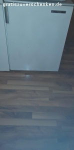 Kleiderschrank Gefrierschrank. Hallo hätte ein Kleiderschrank und ein Gefrierschrank zu verschenken kann alles Ende Juli geholt werden bei Interesse oder mehr Info könnt ihr mich gerne anschreiben