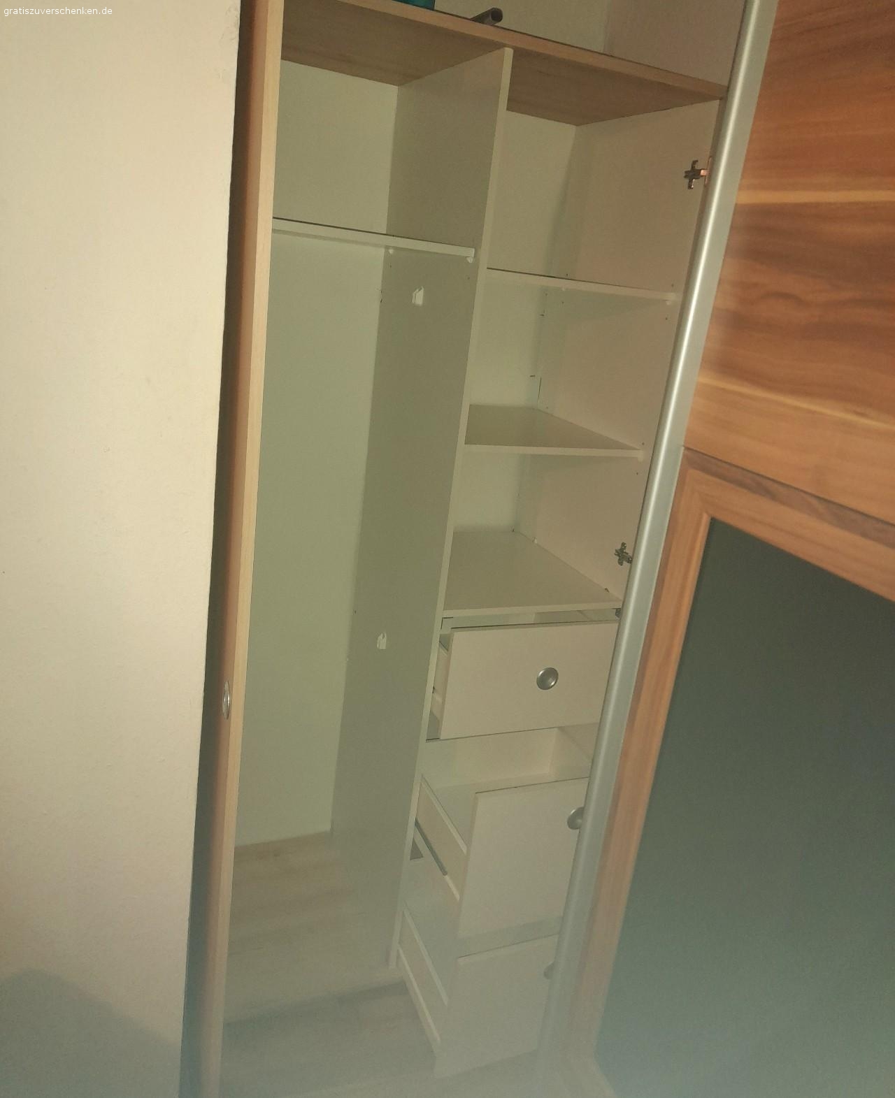 Kleiderschrank Gefrierschrank. Hallo hätte ein Kleiderschrank und ein Gefrierschrank zu verschenken kann alles Ende Juli geholt werden bei Interesse oder mehr Info könnt ihr mich gerne anschreiben
