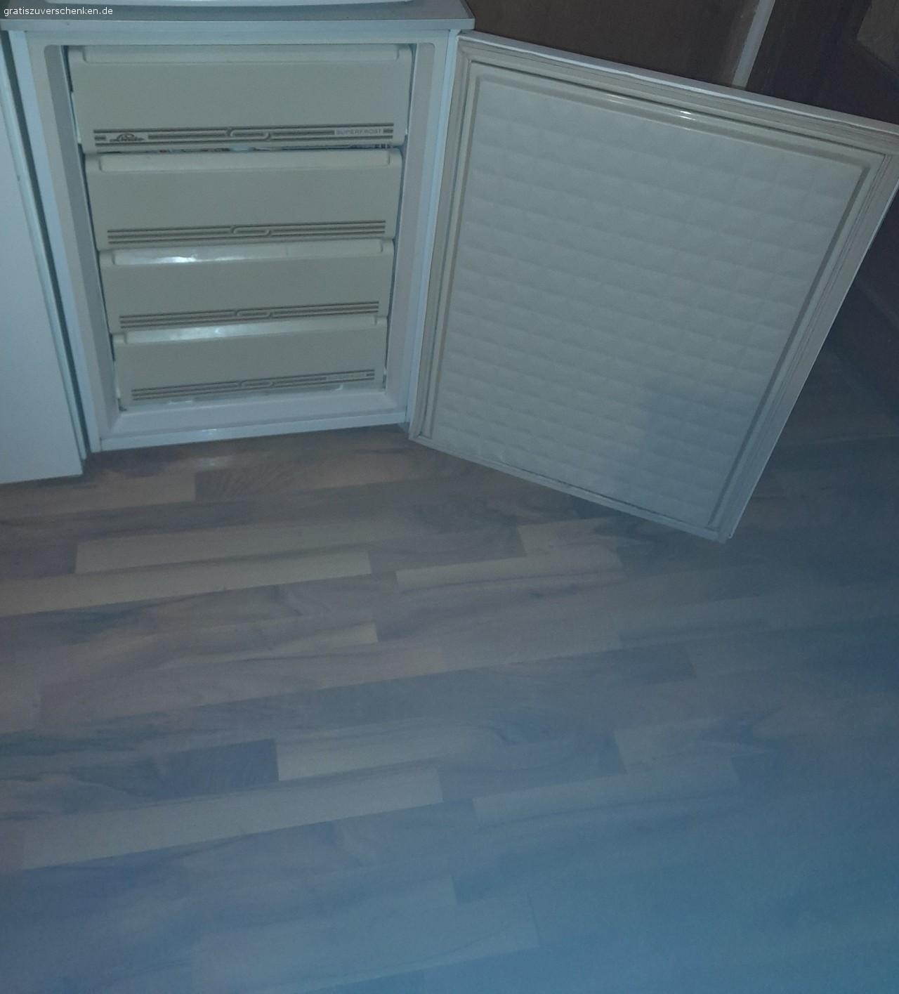 Kleiderschrank Gefrierschrank. Hallo hätte ein Kleiderschrank und ein Gefrierschrank zu verschenken kann alles Ende Juli geholt werden bei Interesse oder mehr Info könnt ihr mich gerne anschreiben