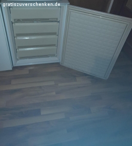 Kleiderschrank Gefrierschrank. Hallo hätte ein Kleiderschrank und ein Gefrierschrank zu verschenken kann alles Ende Juli geholt werden bei Interesse oder mehr Info könnt ihr mich gerne anschreiben