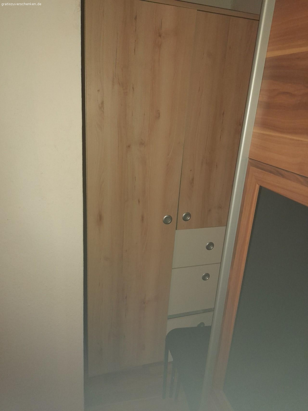 Kleiderschrank Gefrierschrank. Hallo hätte ein Kleiderschrank und ein Gefrierschrank zu verschenken kann alles Ende Juli geholt werden bei Interesse oder mehr Info könnt ihr mich gerne anschreiben