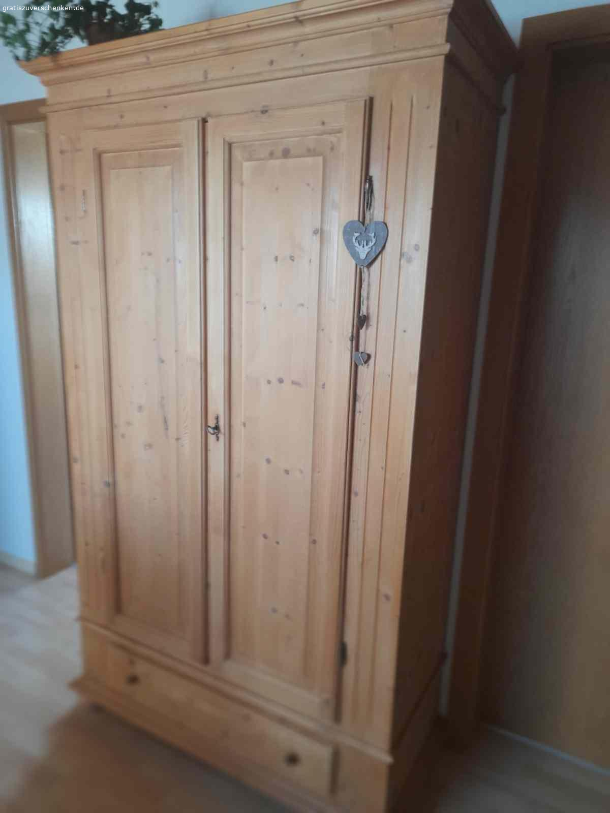 Kleiderschrank Holz zu Verschenken. Kleiderschrank zu Verschenken
breite:115cm höhe:195cm tiefe:40cm  Ohne Kratzer!
Nur Abholung!!!