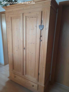 Kleiderschrank Holz zu Verschenken. Kleiderschrank zu Verschenken
breite:115cm höhe:195cm tiefe:40cm  Ohne Kratzer!
Nur Abholung!!!
