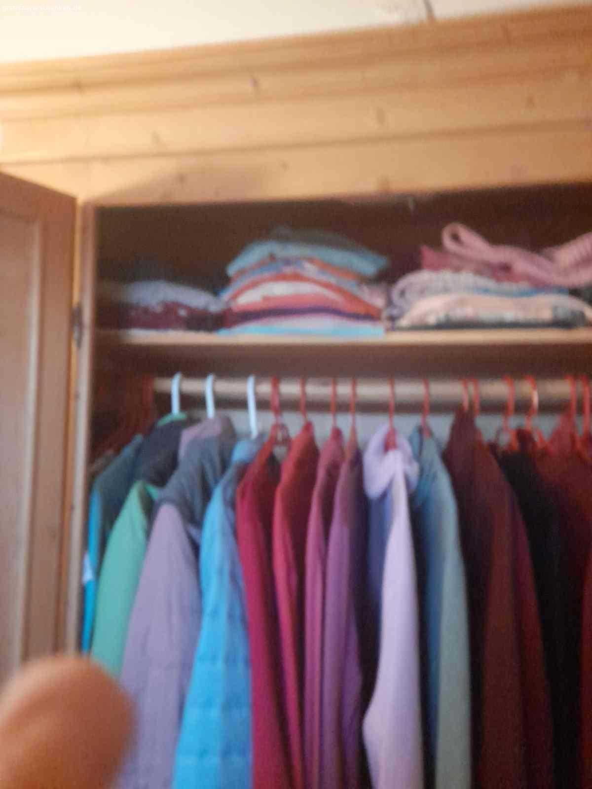 Kleiderschrank Holz zu Verschenken. Kleiderschrank zu Verschenken
breite:115cm höhe:195cm tiefe:40cm  Ohne Kratzer!
Nur Abholung!!!