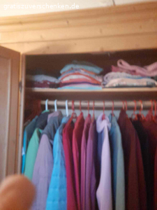 Kleiderschrank Holz zu Verschenken. Kleiderschrank zu Verschenken
breite:115cm höhe:195cm tiefe:40cm  Ohne Kratzer!
Nur Abholung!!!