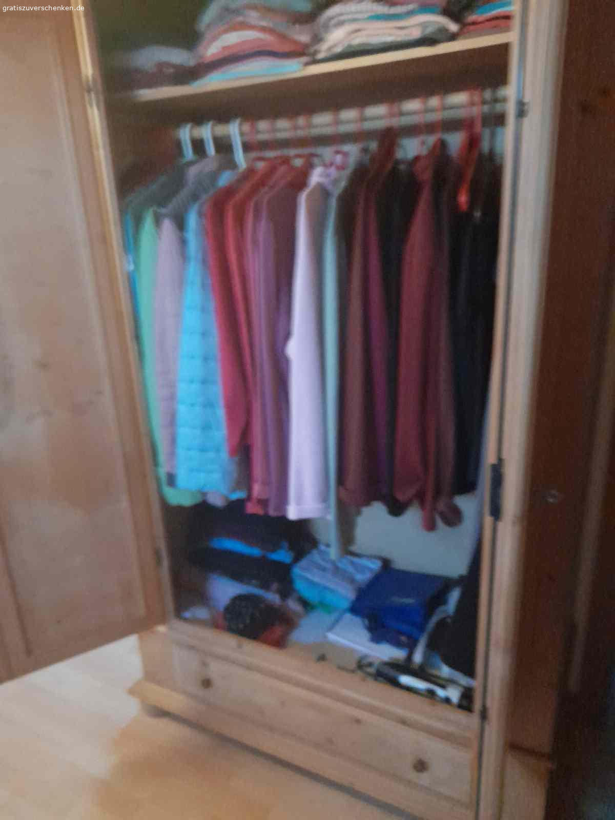 Kleiderschrank Holz zu Verschenken. Kleiderschrank zu Verschenken
breite:115cm höhe:195cm tiefe:40cm  Ohne Kratzer!
Nur Abholung!!!