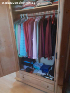 Kleiderschrank Holz zu Verschenken. Kleiderschrank zu Verschenken
breite:115cm höhe:195cm tiefe:40cm  Ohne Kratzer!
Nur Abholung!!!