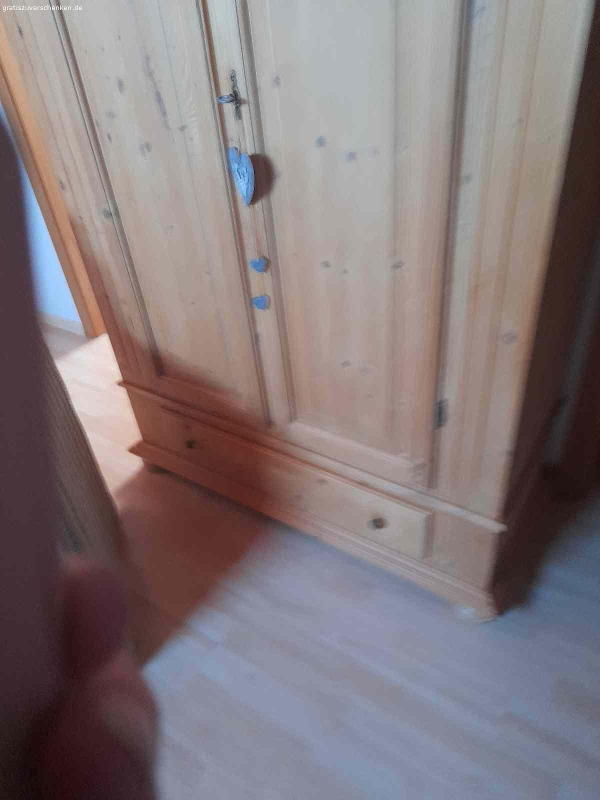 Kleiderschrank Holz zu Verschenken. Kleiderschrank zu Verschenken
breite:115cm höhe:195cm tiefe:40cm  Ohne Kratzer!
Nur Abholung!!!