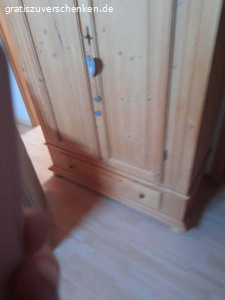 Kleiderschrank Holz zu Verschenken. Kleiderschrank zu Verschenken
breite:115cm höhe:195cm tiefe:40cm  Ohne Kratzer!
Nur Abholung!!!