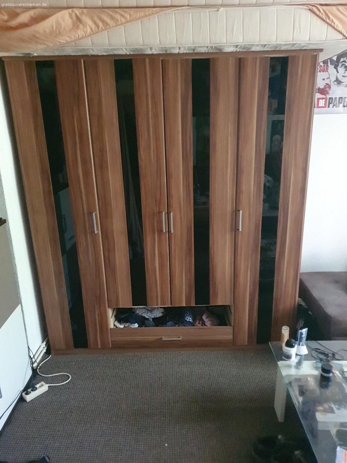 Kleiderschrank zu verscheken. Bis auf die Klamotten die da drin sind ist alles zu verschenken, das ausziehfach unten, habe ich noch habe ich aber abgemacht da ich es so bequemer finde. Nur Selbstabholer, und ich wohne im erdgeschoss