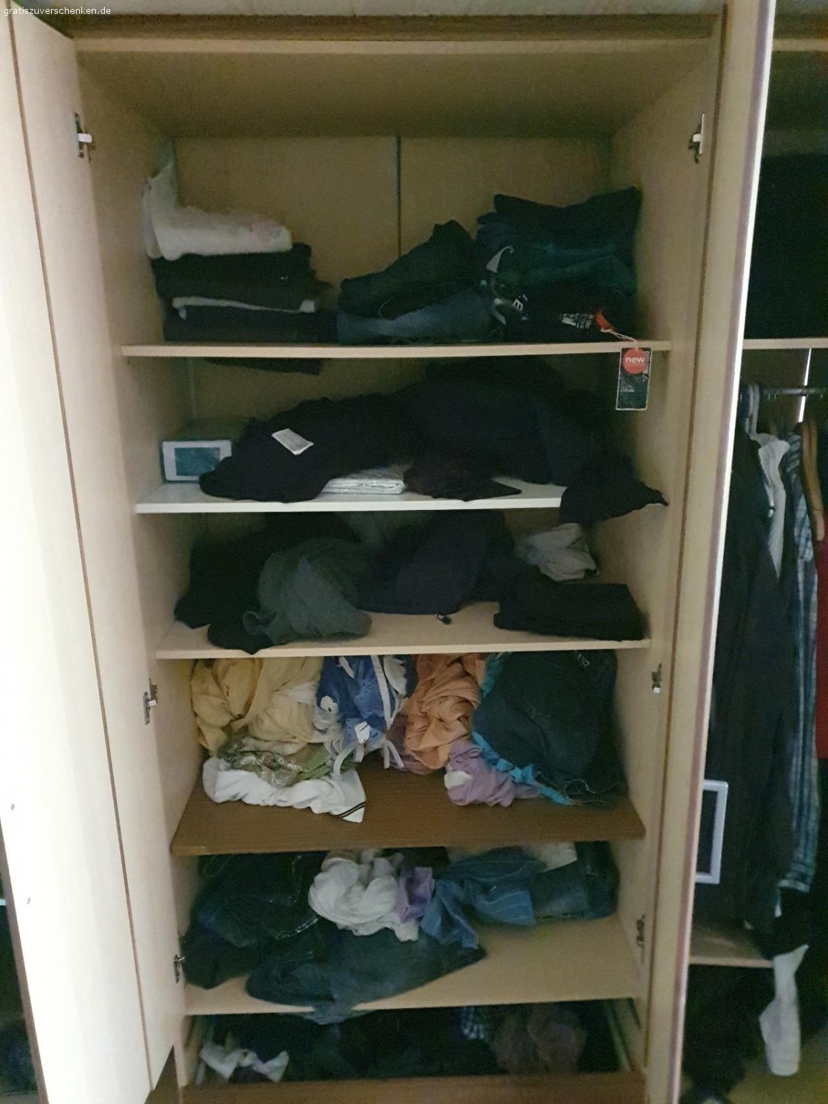 Kleiderschrank zu verscheken. Bis auf die Klamotten die da drin sind ist alles zu verschenken, das ausziehfach unten, habe ich noch habe ich aber abgemacht da ich es so bequemer finde. Nur Selbstabholer, und ich wohne im erdgeschoss