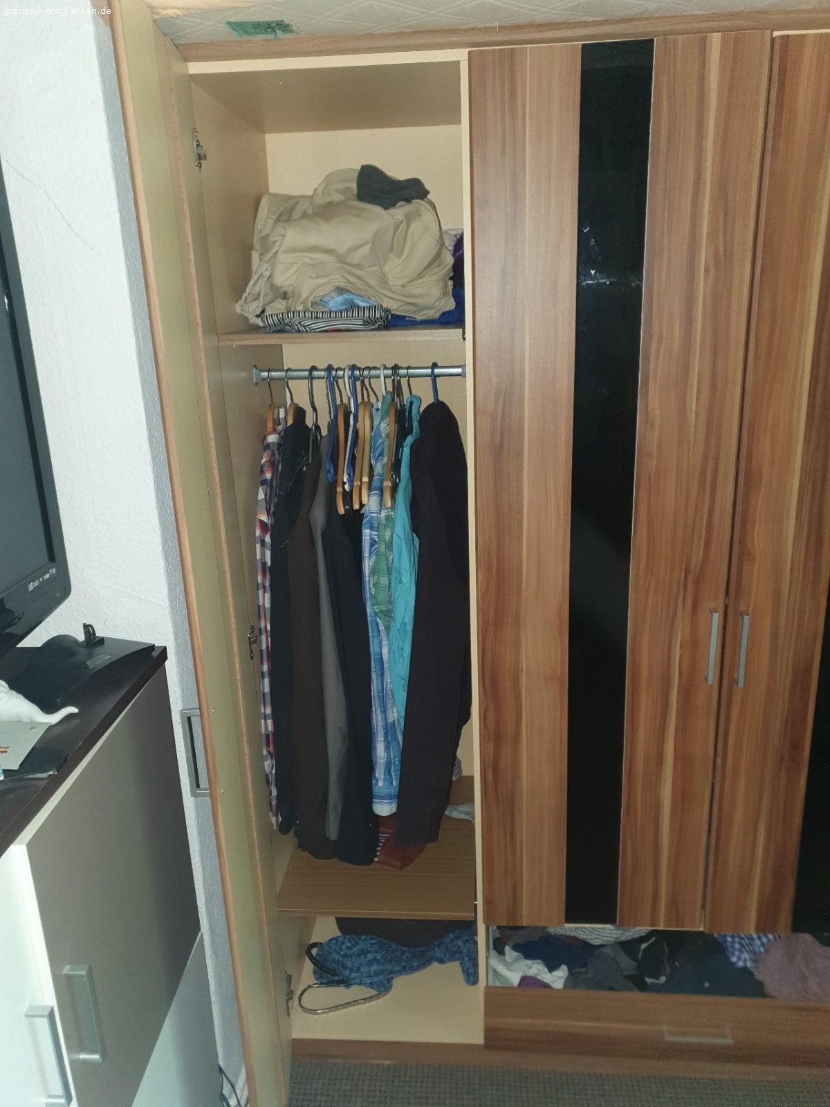 Kleiderschrank zu verscheken. Bis auf die Klamotten die da drin sind ist alles zu verschenken, das ausziehfach unten, habe ich noch habe ich aber abgemacht da ich es so bequemer finde. Nur Selbstabholer, und ich wohne im erdgeschoss