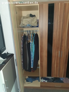 Kleiderschrank zu verscheken. Bis auf die Klamotten die da drin sind ist alles zu verschenken, das ausziehfach unten, habe ich noch habe ich aber abgemacht da ich es so bequemer finde. Nur Selbstabholer, und ich wohne im erdgeschoss