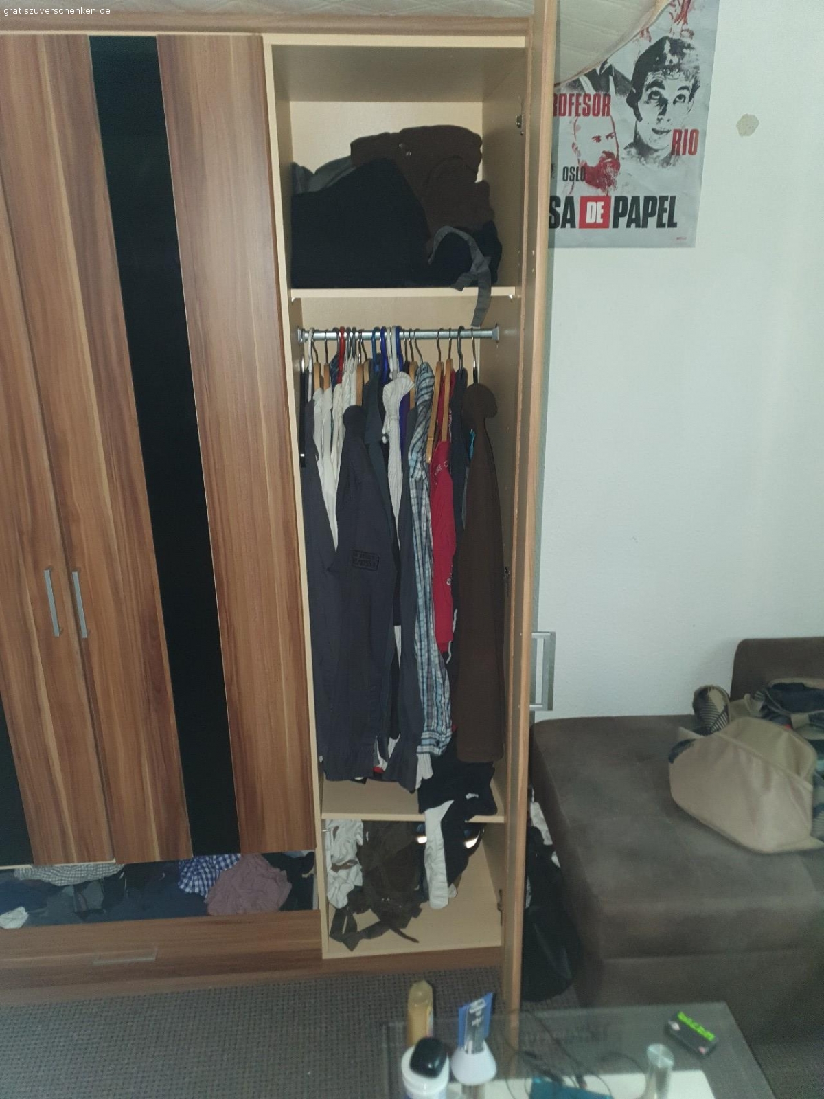 Kleiderschrank zu verscheken. Bis auf die Klamotten die da drin sind ist alles zu verschenken, das ausziehfach unten, habe ich noch habe ich aber abgemacht da ich es so bequemer finde. Nur Selbstabholer, und ich wohne im erdgeschoss