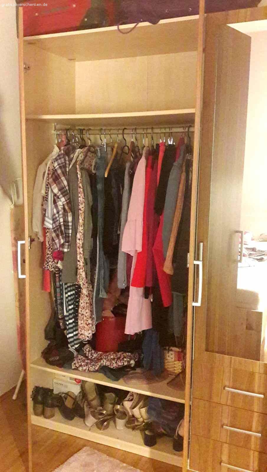 Kleiderschrank zu verschenken. Drehtürenkleiderschrank, B250/H216/T60 cm, Mittelteil mit Spiegel, drei Schubladen, 3 Böden. Außenteile mit je 2 Böden und einer Kleiderstange. Einwandfreier Zustand, keine Mängel. Kann sofort abgeholt werden, wird noch zum Teil abgebaut, ansonsten mit Selbstabbau.
