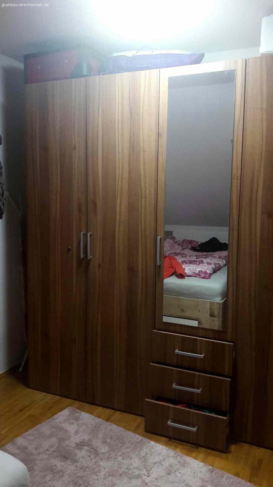 Kleiderschrank zu verschenken. Drehtürenkleiderschrank, B250/H216/T60 cm, Mittelteil mit Spiegel, drei Schubladen, 3 Böden. Außenteile mit je 2 Böden und einer Kleiderstange. Einwandfreier Zustand, keine Mängel. Kann sofort abgeholt werden, wird noch zum Teil abgebaut, ansonsten mit Selbstabbau.