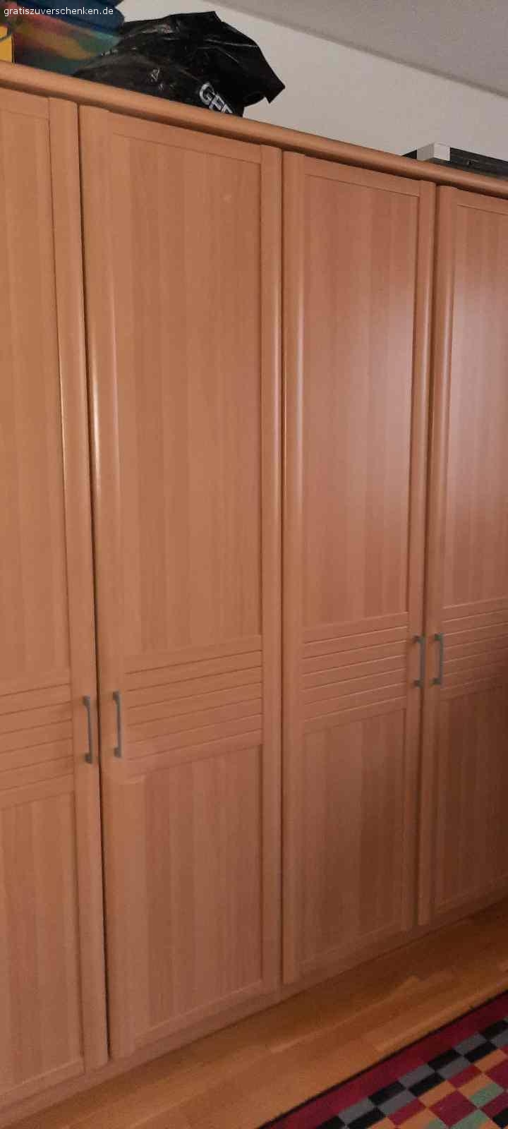 Kleiderschrank. Gut erhaltener vierteiliger Kleiderschrank zu verschenken (2,05 x 2,00). Zwei Kleiderstangen und vier Wäschefächer.